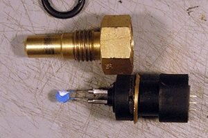 Для измерения температуры лучше использовать терморезистор, который представляет собой прибор, у которого при изменении температуры меняется электрическое сопротивление