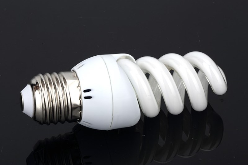 Чем опасны энергосберегающие лампы