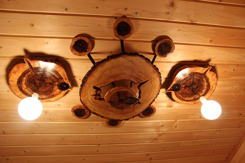 От лампы до часов: 6 вещей для дома, которые можно сделать из древесных спилов