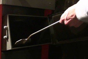 Как очистить твердотопливный котел от смолы, дегтя и сажи: особенности выполнения работ