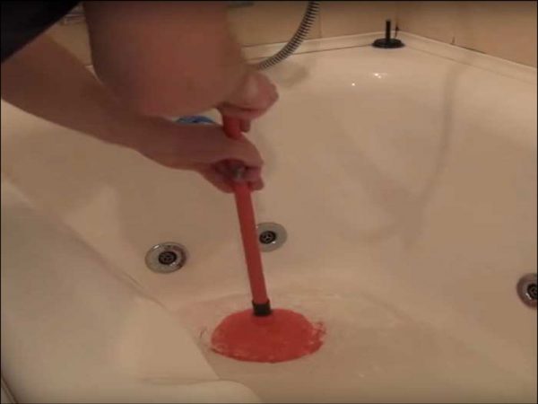 Пример использования вантуза при засоре в ванной