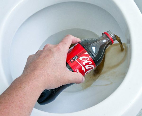Кока-кола для чистки унитаза