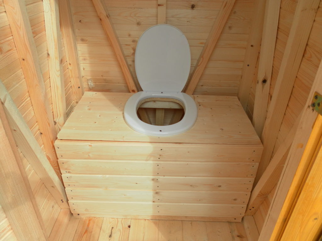 как построить теплый туалет на даче