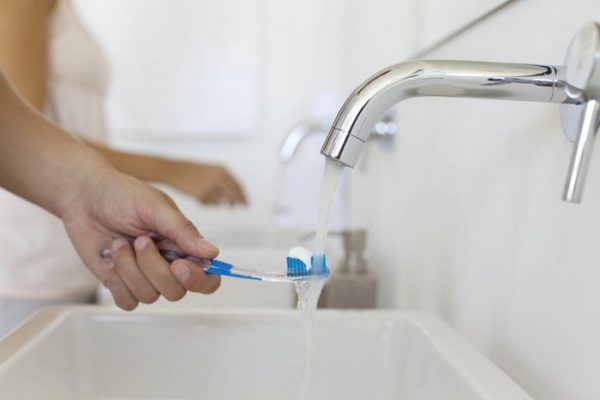 Люди чистят зубы