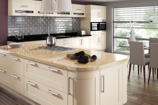 Дизайн белой кухни с деревянной столешницей (60  фото примеров)